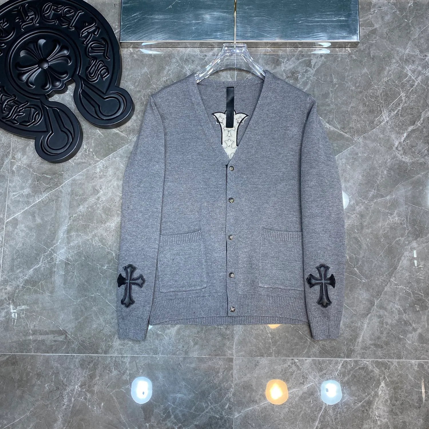 P296 Chrome Hearts 🍁Sweater series🍁 New V-neck buttoned cardigan sweater for autumn and winter. Selected high-quality wool blended knitted fabrics. Tajima machine embroidery➕ Heavy cross sheepskin patchwork craftsmanship. Total size 17 pieces of patchwork➕Customized silver-proof lattice buckle. Non-market ordinary version. 🏷Three standards complete🏷 🌈Recommended colors: black white🌈